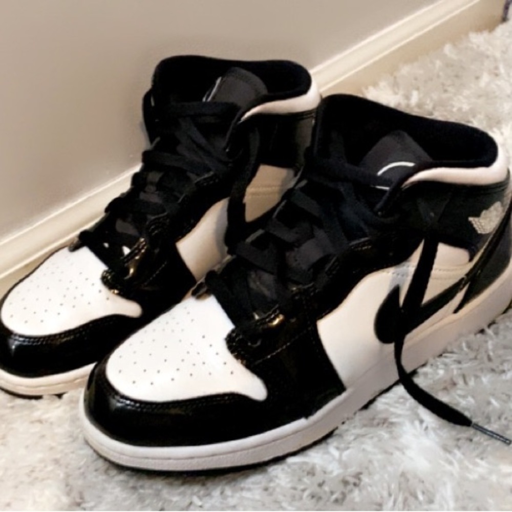 They are too big for me Air Force Jordan’s black and white